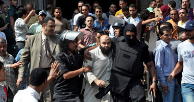 الجيش يواصل إخراج أنصار "المعزول" من مسجد الفتح 