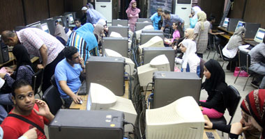 الأمن الإدارى بجامعة القاهرة يطرد مروجى الدعاية للمعاهد الخاصة من أمام مكتب التنسيق