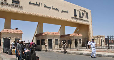 سفر وعودة 2367 مصريا وليبيا و317 شاحنة عبر منفذ السلوم خلال 24 ساعة