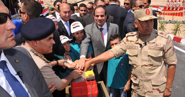 رسائل المصريين لـ"السيسى" على ضفاف السويس.. قراء "اليوم السابع" يشيدون بمشروع القناة الجديدة.. ويصفون الرئيس بـ"قاهر تتار العصر".. ويؤكدون: "إيدنا فى إيد ريسنا وهنبنى بلدنا من جديد"