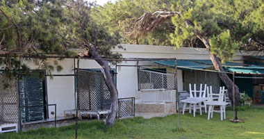 "المنتزه للسياحة" تبيع كبائن زكريا عزمى وفتحى سرور فى مزاد علنى بـ260ألف جنيه فى العام.. وطرح 46كابينة أخرى لرموز نظام مبارك بمبالغ تتراوح من 6إلى 8ملايين جنيه بشواطئ إيزيس وكليوباترا ونفرتارى وعايدة