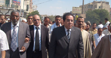 أيمن نور يقوم بجولة دعائية فى شوارع الفيوم 
