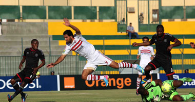 لاعبو الزمالك يهربون فى سيارتهم الخاصة من حشد الجماهير فى المطار