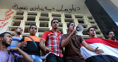 بدء الوقفة الاحتجاجية لطلاب الدبلومات الفنية أمام "التعليم العالى"