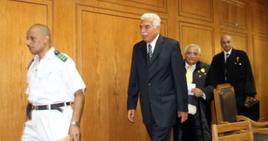 حضور "نظيف" وتغيب "العادلى" فى ثانى جلسات إعادة المحاكمة فى قضية اللوحات المعدنية.. ومحاميه يطالب بنقلها لأكاديمية الشرطة بسبب الظروف الأمنية.. والمحكمة تؤكد عدد ممانعتها وتؤجلها لجلسة 27 أكتوبر