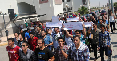 طلاب "فنون جميلة" بالإسكندرية يواصلون احتجاجاتهم للإفراج عن المعيدين