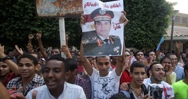 مظاهرة مؤيدة للجيش بـ"القائد إبراهيم" ترفع صور" السيسى"