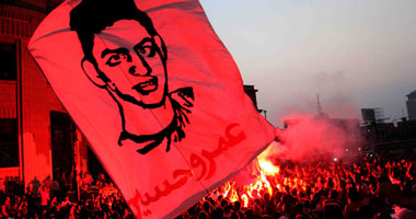 الوايت نايتس يصلون "صلاة الغائب" أمام بوابة" 7 "