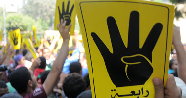 القبض على تاجر ملابس لتصنيعه تى شيرتات عليها علامة "رابعة" بالمطرية