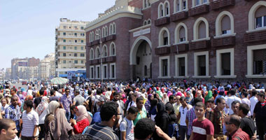 طلاب الثانوية بالإسكندرية يتظاهرون ضد إلغاء التحويلات الورقية