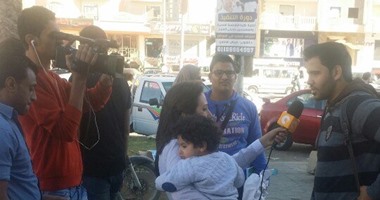 رغم عملها بجهد منذ قرون.. المرأة المصرية العاملة تتحول لمادة ساخرة بمواقع التواصل..سخروا من واقعة لمياء حمدين وهى تحمل طفلها..ومن وقوف مراسلة سى بى سى فوق"جردل".. والناشطات يرددن بتدوينات داعمة للمرأة
