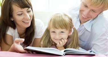 شجعى طفلك على حب الكتب والقراءة وكونى قدوة