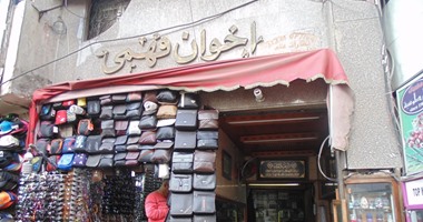 بالصور..امسح جزمتك على كرسى النجومية.."إخوان فهمى"أقدم محل لمسح الأحذية بالإسكندرية.. وأشهر زبائنه عماد حمدى والمليجى ووحش الشاشة..فريد فهمى: رهبة الكرسى الدوار تجبر الزبون على الرغبة فى تكرار التجربة