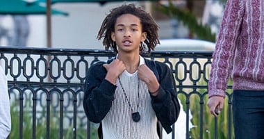 بالصور.. جادن سميث يصدم معجبيه بارتدائه فستانا نسائيا بكاليفورنيا