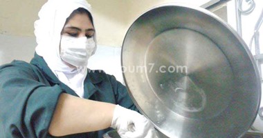 الأمهات يطهين الوجبات داخل مدرسة الشهيد عبدالحافظ بالسيدة زينب.. سليمان محمد: مدير المدرسة ينصح بتطبيق التجربة بجميع أنحاء الجمهورية.. والمسؤول عن «بنك الطعام»: جميع المعايير الصحية مطبّقة داخل المطبخ