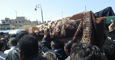محافظ شمال سيناء ومدير الأمن يتقدمان جنازة شهيد التفجير الإرهابى بالعريش
