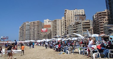 مواطنون يحتفلون بشم النسيم: " الإسكندرية زحمة والمية ساقعة"