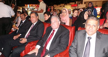 بالصور.. محافظ جنوب سيناء يشارك السائحين احتفالات أعياد الربيع بشرم الشيخ