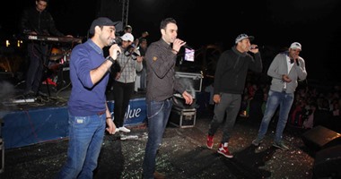 بالصور.. محمد نور يستعين بنجليه للغناء مع "واما"