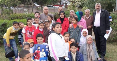 بالصور.. والد محمد صلاح يوزع تى شيرتات على الأيتام فى احتفالية ببسيون