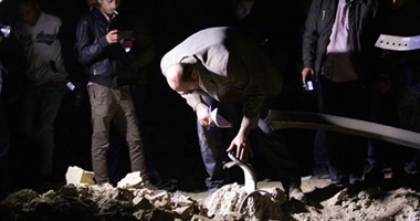 أهالى إمبابة يحتفون برجال المفرقعات بعد نجاح تفجير عبوتين عن بعد