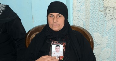 بالصور.. وفد من القوات المسلحة يزور أسرة شهيد الدقهلية الذى أذاع الإرهابيون مشاهد قتله.. القائد العام ورئيس الأركان يقدمان العزاء تلفونيا لأم البطل.. وأهالى قرية الوشايحة يهتفون ضد الإرهاب