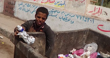 بالصور.. أطفال فى المنيا يبحثون عن لقمة العيش داخل "الزبالة".. حكايات من دفتر آلام صغار يشتكون من ضيق العيش ويصرخون "كل ده عشان احنا غلابة".. وفقر الأسرة القاسم المشترك فى مآسى الأطفال