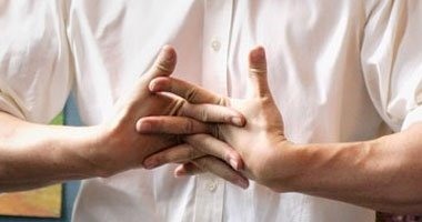 دراسة حديثة تكشف أسرار فرقعة الأصابع