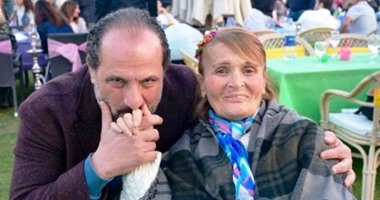 خالد الصاوى يقبل يد الفنانة فيروز.. ويؤكد: إمبراطورة الموهبة