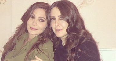 إليسا تنشر صورة برفقة صديقتها المقربة أثناء تناول وجبة الغداء