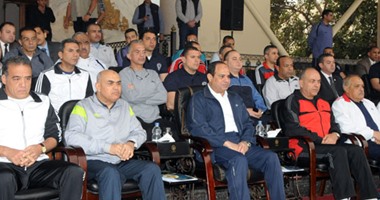 الرئيس السيسى مرتديا الزى الرياضى مع طلبة الكلية الحربية