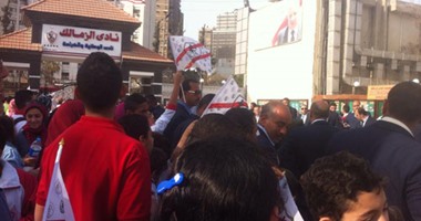 بالصور.. الزمالك يوزع أعلام على الأعضاء لاستقبال محلب