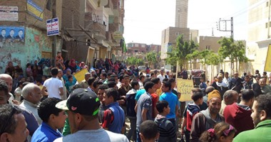 أهالى ترسا بالقليوبية يواصلون التظاهر ضد إطلاق اسم فاتن حمامة على مدرسة القرية.. والمحافظ: زوج الفنانة تبرع بـ500 ألف جنيه فكرمنا الراحلة بإطلاق اسمها عليها.. و"التعليم" تتبرأ: لسنا مسئولين عن الأزمة