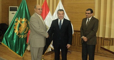 بالصور.. رئيس جامعة بنها يكرم مدير أمن القليوبية
