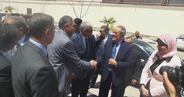 وزير الصناعة يتفقد مصنعا للصناعات المغذية بالسويس