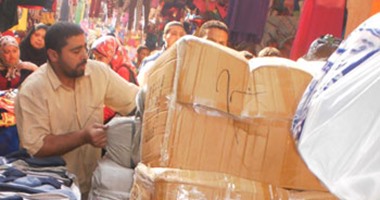 بالصور.. شيالين العتبة والموسكى على باب الله حمالين بضائع و"آسيّة"