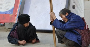 بالصور.. زوجان صينيان كفيف وحدباء لا يخرجان إلا معًا طوال 30 عامًا