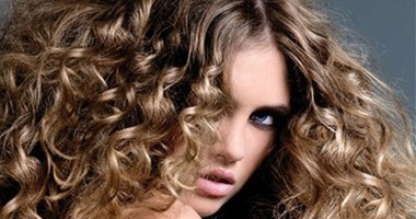 استشارى أمراض جلدية يقدم 7 نصائح لأصحاب الشعر المجعد