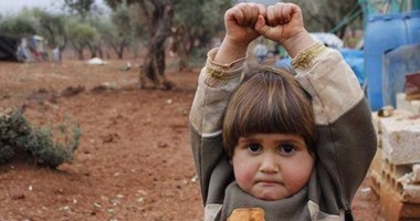 طفلة سورية ترفع يديها أمام الكاميرا ظنا منها أنها سلاح!