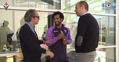 مالك فيورنتينا يداعب محمد صلاح فى التدريبات
