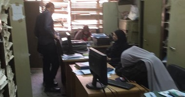 في اليوم العالمي للعمل اللائق.. موظفو الحكومة الأقل عملا بمصر