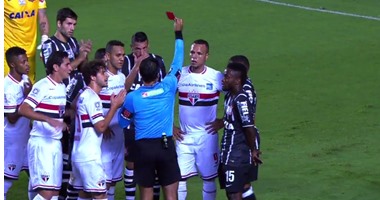 بالفيديو.. 3 بطاقات حمراء تُفسد "ديربى البرازيل"
