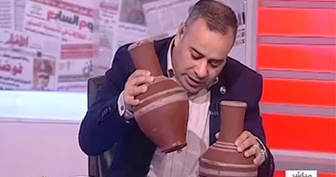 جابر القرموطى يتناول المياه من "القلة" على الهواء ويدعو الشعب للعودة إليها
