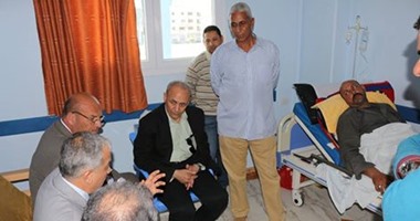 رئيس ميناء دمياط يزور موظفا أصيب أثناء عمله على رصيف الحاويات