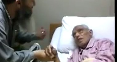 بالفيديو.. لقطات نادرة للدكتور مصطفى محمود على فراش الموت