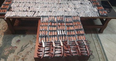 مباحث البحر الأحمر تضبط طالبا وبائعا بحوزتهما 63قطعة سلاح أبيض بشلاتين