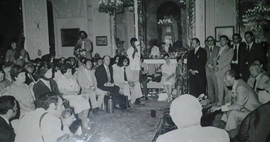 بالصور فى ذكرى تحرير سيناء.. تهريب صور أصلية لـ"السادات" أثناء خطابه بالكنيست إلى كندا.. الطرد يحوى صورا للاحتفالات والخطاب ووجود الرئيس الأسبق فى مطار بن جوريون وزياراته للجيش أثناء حرب أكتوبر