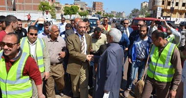 بالصور.. محافظ كفر الشيخ يشارك شباب "قلين" فى حملة نظافة