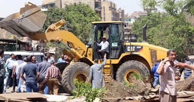 مرافق القاهرة ترفع إشغالات المحال المخالفة بموقف "السبتية"