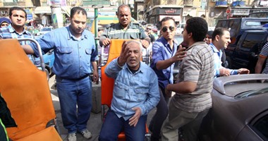 خروج أحد الركاب المصابين بحادث مترو العباسية من الباب الخلفى للقطار
